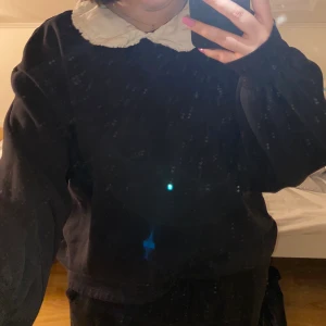 tröja med krage - söt collegetröja med krage och knapp bakom nacken. köpt från h&m. 120kr inklusive frakt. storlek L.