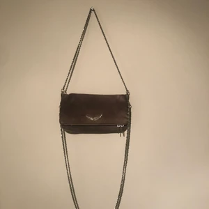 Zadig Voltaire väska - Fin Zadig Voltaire Clutch i färgen mörk grå. Den har två avtagbara kedjor och är i fint skick då den bara andvänds ett par gånger. Kontakta för mer information.