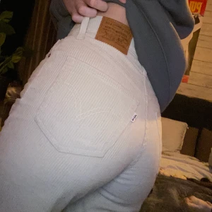 Levis Manchester Byxor - Gräddvita manchesterbyxor från Levis slutsålda överallt nypris 1290kr. Bud från 300kr Bin 500kr