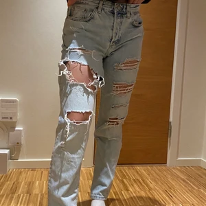 SLITA JEANS XS/S/M  - Supersnygga ljusblå jeans! Storlek beror lite på hur man vill ha dem. Modell: 162cm (använder vanligtvis S)             
