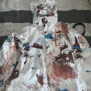 Salomon skidjacka stl S - Riktigt fin skidjacka i stl S är utrustad med snölås så man slipper få snö upp i jackan när man åker! Använd 2 veckor så riktigt bra skick! Extremt fin kvalite på jackan!