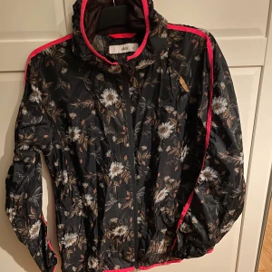 Löparjacka strl. 48 - Löparjacka i strl. 48, i mycket fint skick. Pris exkl. frakt, köparen står för frakten. 