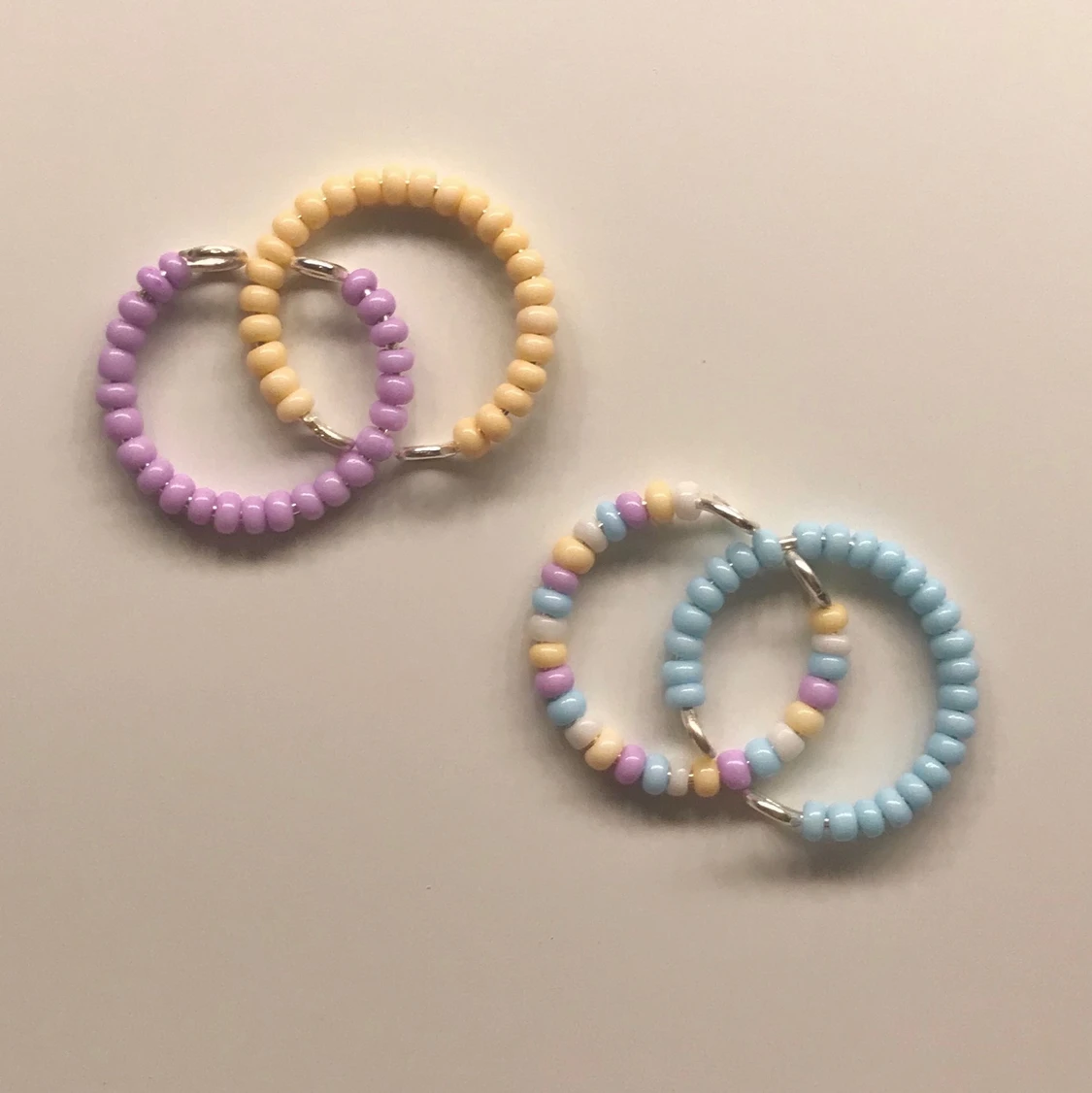 Pastellfärgade pärlringar metall 