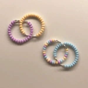 Pastellfärgade pärlringar metall  - 🍭Pärlring🍭 (pastell-lila, blå, gul, flerfärgad, vit) Passar alla fingrar och storlekar och är reglerbar✨ ••••••••••••••• 1st~15 kr   2st~20 kr kan även göra i elastisk tråd om det önskas 💞 Fri frakt vid köp av 6 st✨finns en till färg i en annan annons! ”Karamell”