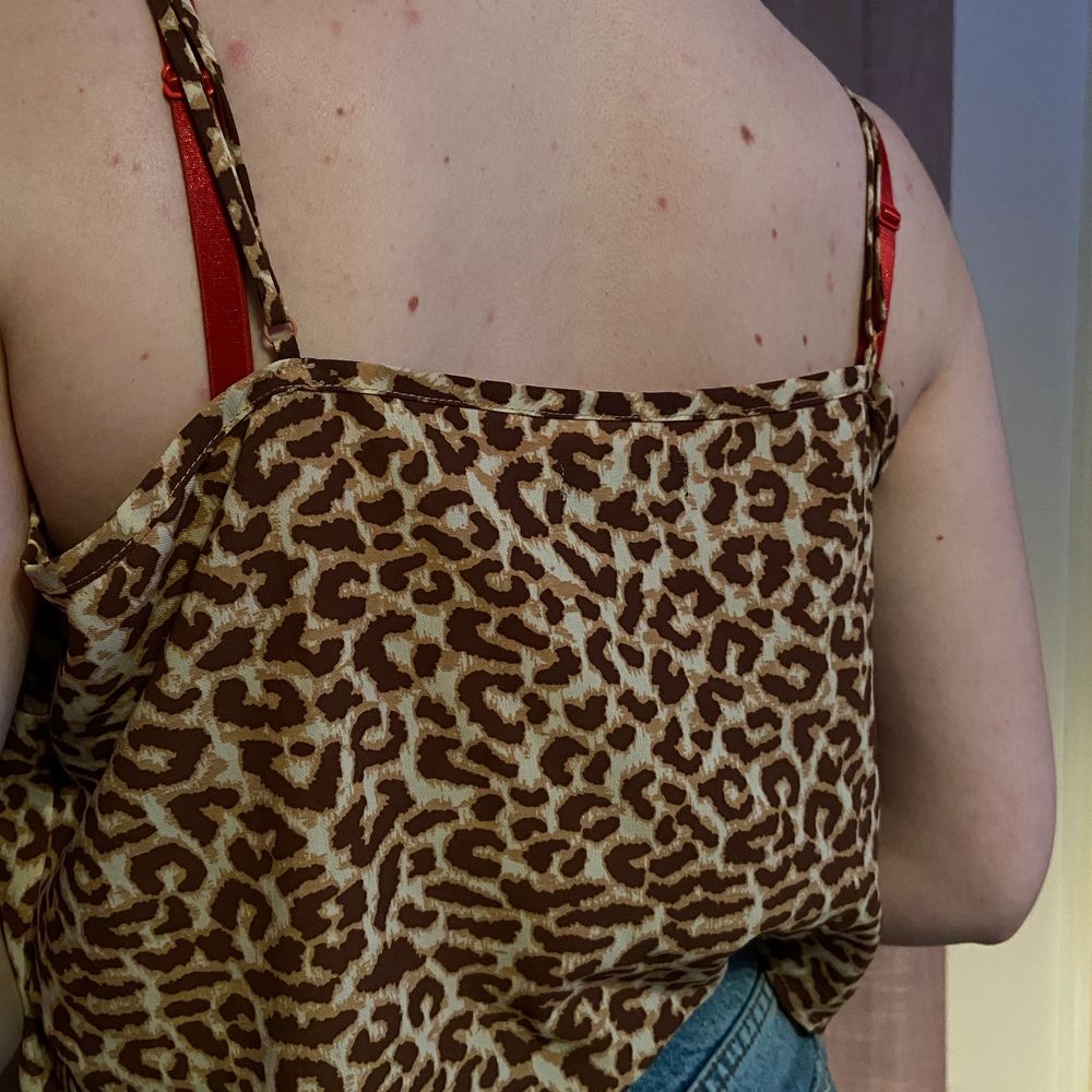 Ett leopard linne med justerbara band, snyggt till sommaren. Storlek L, men passar mig som har S/M. märke: COTTON:ON, aldrig använd. 60kr+ frakt. Toppar.