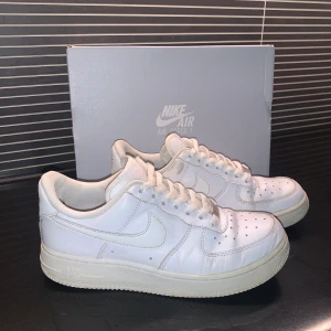 Nike air force 1  - Vita nike air force 1. De har fått hål i båda hälarna (bild 3), detta är dock inget som verken syns eller känns. Skriv för mer bilder. Kan mötas upp i Jönköping annars tillkommer fraktkostnad 🖤