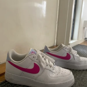 Nike skor  - Jag säljer mina 3 veckors gammla nike skor pågrund av ingen användning. Dom är i storlek 40 men passar för nån som har 39 oxå.