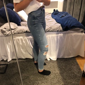 Blåa jeans med slitningar  - Snygga blåa jeans med en bra passform