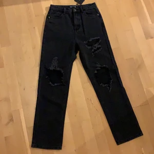 Pretty little thing jeans strl 36 - Svarta jeans från pretty little thing. Aldrig använda för var för korta för min smak. Jag är 173 cm lång. 20 kr frakt. Går även att överlämnas i Göteborg. 