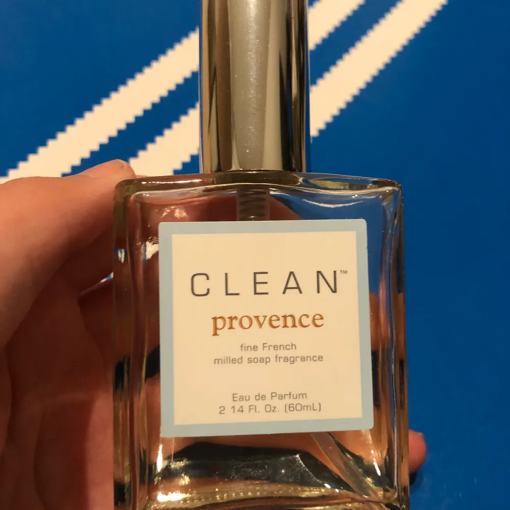 Säljer denna ”clean provence” parfym då jag tröttnat på doften. Frakt tillkommer💗💗 Ordinarie pris 700kr. Perfume.