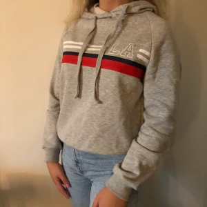 Grå Hoodie med tryck - Aldrig använd