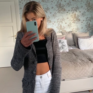 Kofta - Säljer denna fina mörk grå Odd Molly koftan i sl 1, vilket är ungefär sl S. Precis som ny och går att matcha med mycket, då den går att bära både öppen och knäppt, dessutom väldigt varm och skön till hösten☺️ Pris: 300 kr. FRAKT TILLKOMMER💗🧚🏼