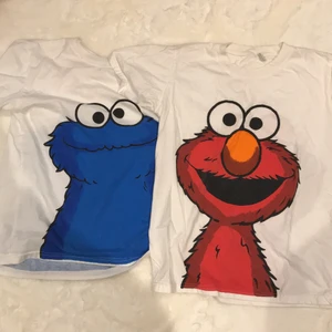 Kakmonsetröjor, storlek XS, möjligtvis s - Nästan aldrig använt, halvår gamla, köptes för att ges bort men glömdes bort, bra skick, sitter tight på nån som vanligtvis är m/s. 