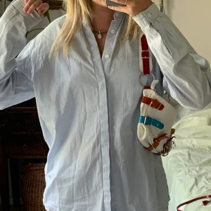 Oversized blå skjorta - Oversized blå skjorta utan krage, jättebra kvalle! Rekomend, rekomend! 