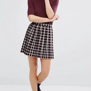 Superfin rutig kjol  - Säljer min jättefina kjol från monki då den ej passar mig längre tyvärr ☹️  