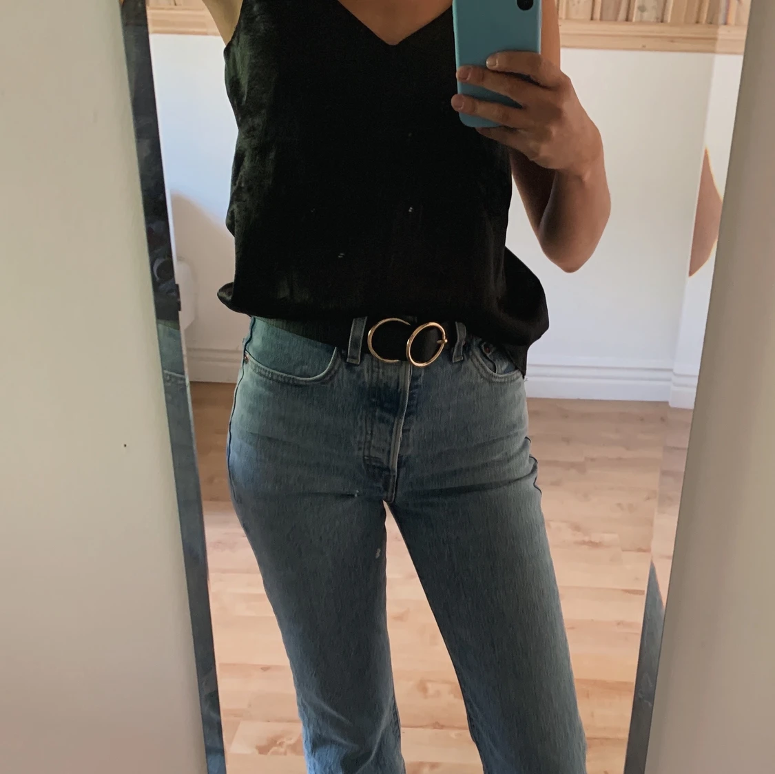 Svart skärp i läderimitation med gulddet