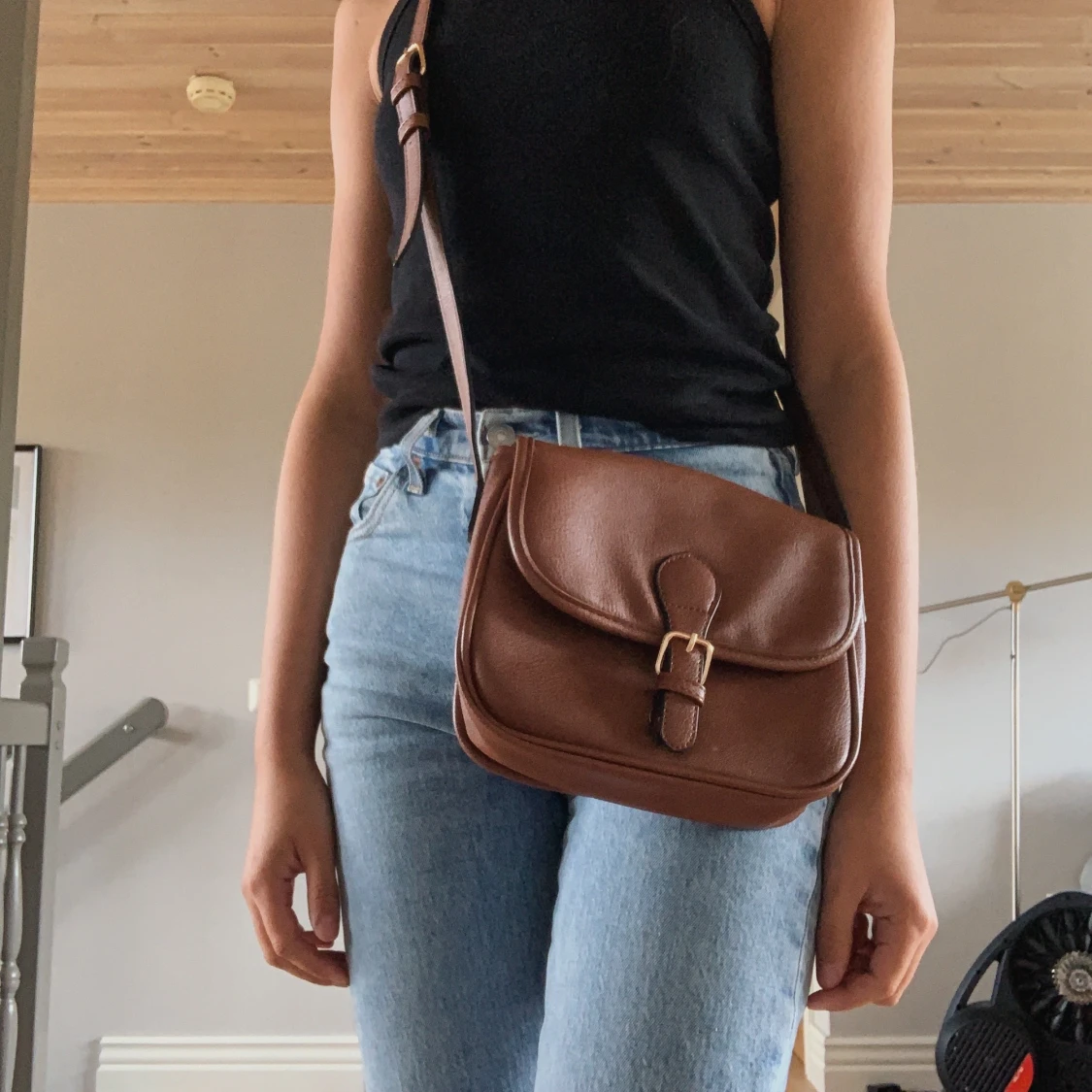 Brun axelremsväska i imitationsläder