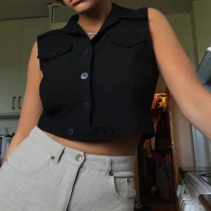 Skitsnygg väst! - Supersnygg croppad väst/skjorta från Topshop! Helt oanvänd! Stor i storleken men det är bara najs. FRI FRAKT :)