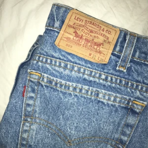 Levis jeans - Levis jeans modell 505, storleken står på lappen på bilden men passar mig med vanligtvis M, ibland S i byxor. Buda i kommentarerna, startbud 150kr! Frakt tillkommer med 79kr💜 (har även fler annonsen med Levis jeans)