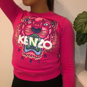 Rosa kenzo sweatshirt XS - Storlek XS i nyskick, köpt för 2299kr, säljer för endast 1000kr💓köparen står för frakt☺️ skriv gärna i dom för fler frågor