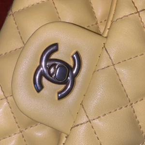 Chanel väska  - Säljer nu mitt jätte fina citrongula chanelväska, köpt på plick för några månader sedan. Säljer pga den inte kommer till användning. Jag hoppas verkligen den kan hitta ett bättre hem hos ngn annan :)       Pm för mer!! 