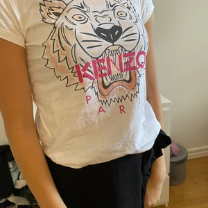 kenzo T-shirt  - Använd 3 ggr. Storlek 140 men hon på bilden (min kompis) är 157 så den är stor i storleken. Skulle säga att den mostvarar en xxs/xs. Köpt för 500 på nk i Stocholm. Mitt pris är 200 kr + frakt