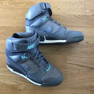 Nike Dunk Sky Hi - The most comfortable shoes! Använda en gång pga. Inte riktigt min vibe. Men superbra skick! Buda i DMs. Köparen står för frakt 💕