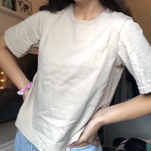  Beige t-Shirt - Använd en gång, säljer för 40kr. Stl S, från Gina❤️