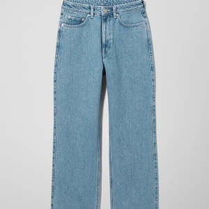 Weekday jeans - Säljer nu mina snygga straight leg från weekday då jag tappat intresse. Nypris 750 kr säljes för 250 kr . Inga eventuella skador på plagget och de är näst intill nyskick 