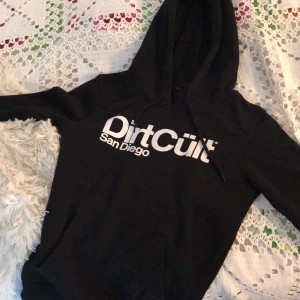 Dirtcült hoodie stl. S - Helt ny dirtcült hoodie som jag fick hem i ett samarbete, aldrig använd i stl S. 200kr + frakt💗
