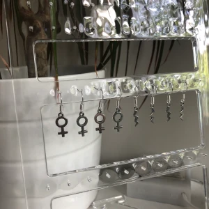 Silverfärgade örhängen  - Silverfärgade örhängen som jag gjort själv, krokarna är nickelfria✨Frakt ingår i priset🤪