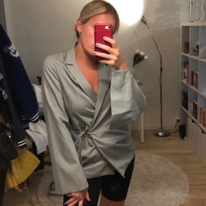 Blazertopp från NAKD - Stilren och snygg blazertopp från Nakd i storlek S. Grönblå färg och använd endast 2 gånger. Älskar denna och så fin till en middag på stan eller lite festligare tillställning. 🥰🥰