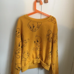 Gul söt tjocktröja - En gul tröja med söta tryck. Passar till sommaren och är köparen står för frackt😊💕💕