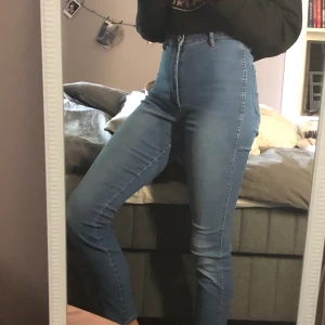 Jeans  - Jätte fina jeans, säljer pga kommer inte till användning, dom är i storlek 25 men skulle säga att dom passar en xs 🤍 jag är 160cm, gratis frakt