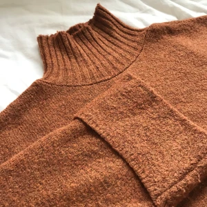 Stickad tröja  - Så mysig stickad tröja från Gina, använd ett fåtal gånger så nästan som ny🥰 köparen står för frakten!