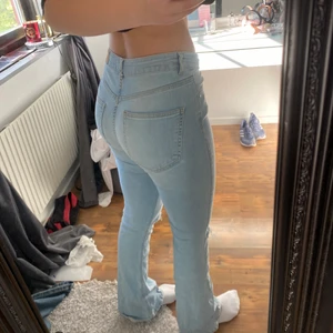 Natasha bootcut - Bootcut jeans från Gina tricot, hålen är klippta själv! Jag är 175