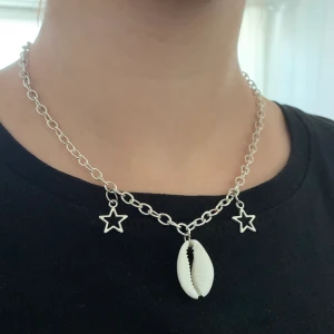 Kedjehalsband - Kedjehalsband med snäckor och stjärnor🤩  - 69kr/st (fri frakt)  Dm vid frågor och intresse🥰