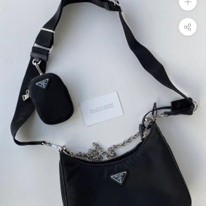 Prada väska - Original priset är 10,400. Vi kan förhandla.  Det har använts bara två gånger.  Priset inkluderar inte frakt