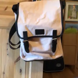 Köpte denhär ryggsäcken för ca ett år sen, den är använd men inte trasig eller något:) Kan mötas upp eller frakta, men köparen står för frakt♥️