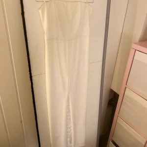 Festklänning  - Jag säljer en festklänning i storlek s, pågrund av att den inte kommer till användning. Passar på både lång och kort person. Pris kan diskuteras ☺️ Kom även privat för fler bilder