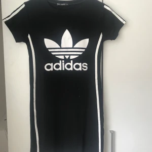 Adidas klänning  - Storlek: S. Färg: svart. Används endast 1 gång. Ej äkta. Köpare står för frakt