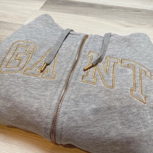 Gant hoodie - Säljer min Gand luvtröja pga. kom inte till användning. Bra skick, superfin inte mycket använd. 300kr exkl frakt. Hör av dig om du är intresserad🌸
