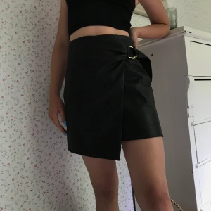 Skinnkjol - Säljer denna jättesnygga skinnkjolen pga ingen användning storlek 34 med liten midja- dm om du är interesserad 🥰