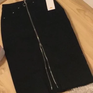 Midi kjol - Svart midi kjol med silver dragkedja från hm. Aldrig använd & prislappen finns kvar. 
