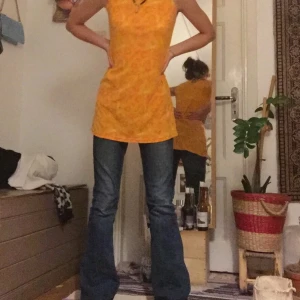 ORANGE BLOMKLÄNING ☠️ - Den här köpte jag på en loppis för länge sedan av en dam som hade den när hon var ung det är super gullig och vintage! Om ni har frågor kontakta mig!💋