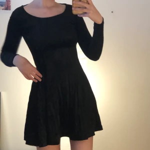 vampyrklänning - svart velvet klänning från weekday i storlek XS:) hål i sömmen men går att sy ihop