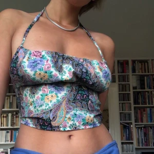 Superfin topp! - En söt topp i världens vackraste tyg som jag sytt själv☺️ Lite liten på mig som har e-kupa så skulle påstå att den passar b till d-kupa! BUDA I KOMMENTARERNA❤️ Avslutar söndag 2/8, 12:00! FRI FRAKT :)