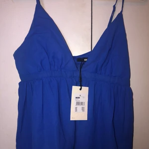 Superfin fest topp - Superfin fest topp från bikbok helt oanvänd då den tyvärr är alldeles för liten för mig. Strl M men passar mer strl Xs/s 🌹 Köparen står för frakten och betalning via Swish men finns även att hämta i Halmstad/Laholm 🌟