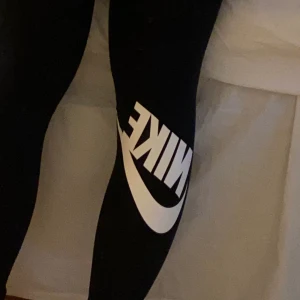 Nike tights - Jättefina oanvända Nike tights säljer för kommer aldrig till användning. Har ett jättefint Nike märke på smalbenet där bak. De är storlek m men passar även s då de anpassar sig för kroppen. Köparen står för frakt
