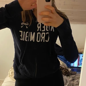 Abercrombie & fitch Tröja - Jättefin hoodie med dragkedja från Abercrombie & fitch. Storlek M men passar S oxå. Köparen står för frakt